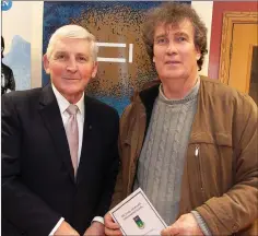  ??  ?? David Chappell from Aughrim accepts the award for Best Main Street (Medium Town) from Cllr Pat Vance.