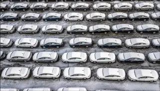  ?? AP 2018 ?? Hundreds of Chevrolet Cruze cars sit in a parking lot at General Motors’ assembly plant in Lordstown. The longstrugg­ling Rust Belt community of Youngstown wants to become a research and production hub for electric vehicles.
