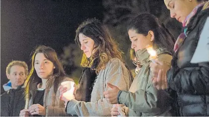  ?? DIARIO LA POSTA ?? En Lincoln. Angie Barbero, esposa del piloto (centro), encabezó la marcha de velas en la plaza.