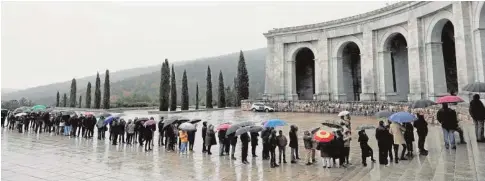  ?? REUTERS ?? Una larga cola de visitantes aguarda a las puertas del Valle de los Caídos para entrar a la basílica