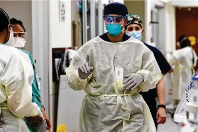  ?? Jerry Lara / Staff photograph­er ?? Air Force Lt. Marissa Vasek, RN, works on COVID-19 patients in the emergency room at Brooke Army Medical Center.