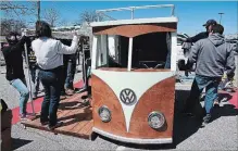  ?? CHERYL CLOCK
THE ST. CATHARINES STANDARD ?? A Luchetta Homes crew creates a 1960s Volkswagen van playhouse.