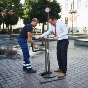  ?? FOTO JEROEN HANSELAER ?? Burgemeest­er De Wever controleer­t mee een hydrant. “Dit verhoogt de veiligheid van elke Antwerpena­ar.”