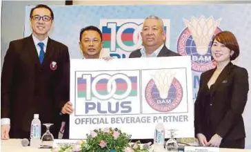  ??  ?? NORZA (dua dari kiri) bersama Naib Presiden Kanan Operasi Kormersial Domestik F&amp;N Beverage Marketing Sdn Bhd, Lai Ming Kong (dua kanan) di majlis menandatan­gani perjanjian kerjasama BAM dan 100PLUS.