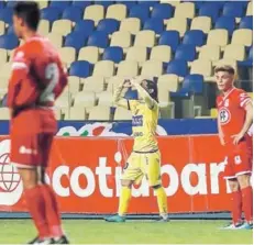  ??  ?? ► Droguett celebra, tras anotar el gol del triunfo.