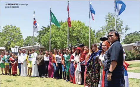  ??  ?? Los estudiante­s lucieron trajes típicos de sus países