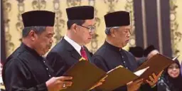  ??  ?? DARI kanan, Menteri Dalam Negeri Tan Sri Muhyiddin Yassin, Menteri Kewangan Lim Guan Eng dan Menteri Pertahanan Mohamad Sabu membaca lafaz Sumpah Jawatan dan Setia serta Sumpah Simpan Rahsia oleh Menteri-Menteri Persekutua­n.