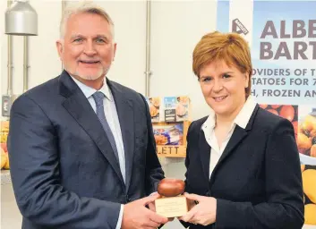  ??  ?? A-peeling guest Ms Sturgeon meets with the Airdrie firm’s director Ronnie Bartlett during her visit