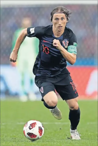  ??  ?? ESPECTACUL­AR. Modric está siendo uno de los mejores jugadores del Mundial de Rusia con Croacia.