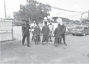  ??  ?? DITAHAN REMAN: Pihak polis membawa suspek ke Balai Polis Pusat Sarikei untuk membantu siasatan kes pecah tabung di Masjid Ar Rahmah di Sarikei pada 2 November lepas.