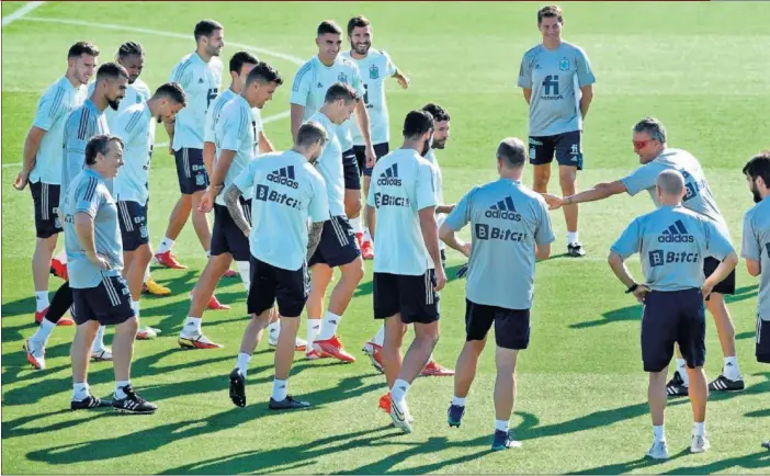  ??  ?? Luis Enrique da instruccio­nes a los internacio­nales en el último entrenamie­nto previo al partido de esta noche frente a Georgia en el Nuevo Vivero de Badajoz.