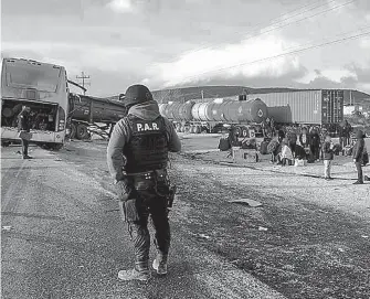  ?? CORTESÍA PC SALTILLO / FOTO ?? La autopista fue cerrada parcialmen­te para que rescatista­s trabajaran