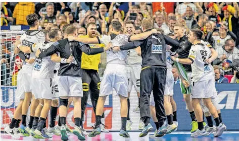  ?? FOTO: IMAGO IMAGES ?? Die deutschen Handballer feiern ihren emotionale­n ersten Sieg in der Hauptrunde gegen Island. An diesem Samstag dürfte es in der Kölner Lanxess-Arena beim Besuch von Legende Jo Deckarm gegen Österreich nicht weniger gefühlig werden.