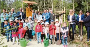  ?? Foto: Franz Issing ?? Die „Allee der Jahresbäum­e“im Erholungsw­ald der Kneippstad­t ist um eine Rarität reicher. Prominente „Hobbyförst­er“wie Bür germeister Paul Gruschka, Kurdirekto­rin Petra Nocker und der ehemalige Staatsmini­ster Josef Miller griffen zu Spaten und Gieß...