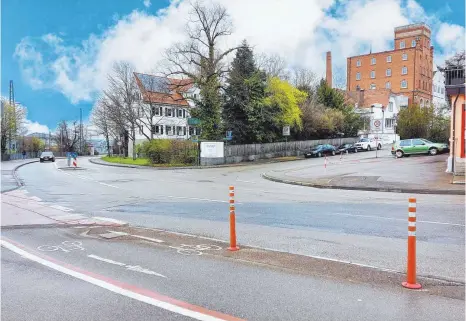  ?? FOTO: HEIKE BRUCKER ?? Das Abbiegen von der Galgenberg­straße in die Hirschbach­straße soll mit dem Galgenberg­kreisel ab 2023 sicherer werden. Das Land bezuschuss­t den Bau mit 490 000 Euro.