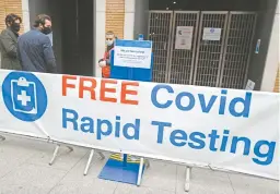  ??  ?? Un sitio de pruebas rápidas para detectar coronaviru­s en Londres.