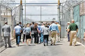  ?? AP ?? Visita de republican­os y demócratas a un centro de detención.