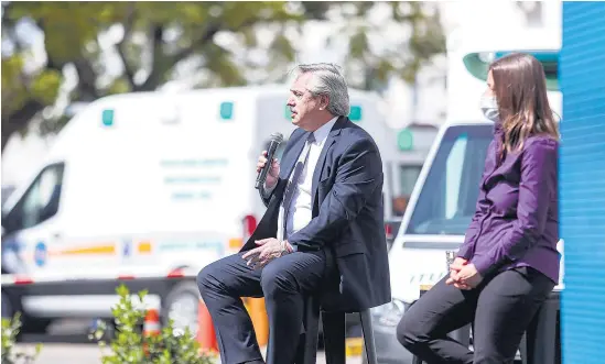  ??  ?? Alberto Fernández habló sobre la pandemia en el acto en el Hospital Churruca junto a la ministra Sabina Frederic.