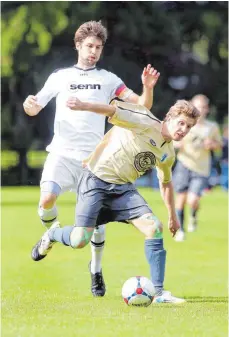  ?? FOTO: THOMAS WARNACK ?? Der „Capitano“geht im Winter von Bord. Doch er sieht das Schiff FC Ostrach auf Kurs. Christoph Rohmer (links) wechselt in der Winterpaus­e zum FSV Hollenbach.