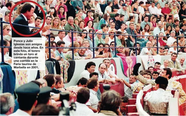  ??  ?? Ponce y Julio Iglesias son amigos desde hace años. En esta foto, el torero brinda un toro al cantante durante una corrida en la Feria taurina de Marbella en 2001.