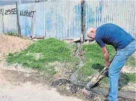  ?? (RAIMUNDO VIÑUELAS) ?? Desborde cloacal. Afecta a vecinos de la calle Andrés Llobet al 2900, en barrio Marechal, de la ciudad de Córdoba.