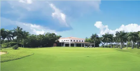  ??  ?? A pesar de la baja cantidad de golfistas que visitan los campos dominicano­s debido al toque de queda, la calidad y condicione­s se mantienen. En la foto, vista del hoyo 18 de La Estancia.