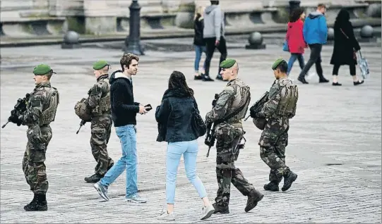  ?? JEFF J MITCHELL / GETTY ?? En todas partes. Miles de soldados patrullan por las calles de las ciudades francesas en previsión de atentados