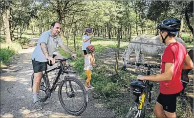  ?? ROSER VILALLONGA ?? Espadaler, durante una salida en bicicleta junto a sus tres hijos en Taradell, en la comarca de Osona