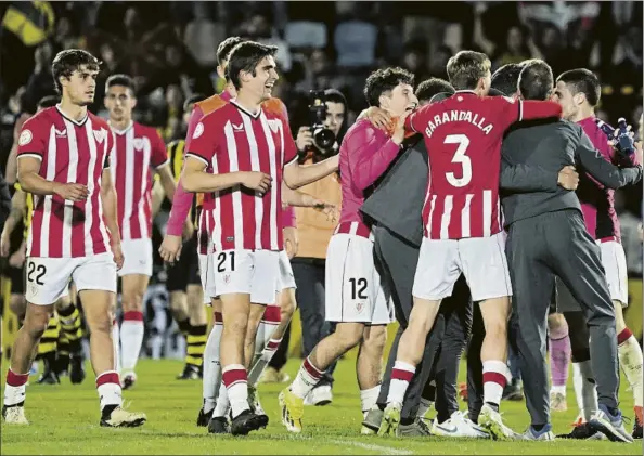  ?? FOTO: ATHLETIC CLUB ?? Prueba del sufrimient­o
Los jugadores del Bilbao Athletic celebran por todo lo alto la victoria sobre el césped de Lasesarre