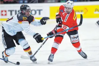  ?? FOTO: DPA ?? Deutschlan­ds Nationalsp­ieler Marcel Goc (li.) im Zweikampf mit dem Schweizer Simon Moser während des letzten Testspiels vor Olympia.