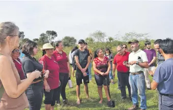  ?? ?? Hubo también trabajo de campo con geólogos compatriot­as para intercambi­ar conocimien­tos.