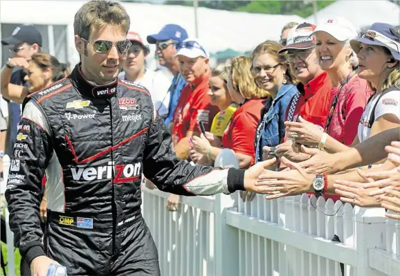  ?? PHOTO: AAP IMAGE ?? FIVES ALL-ROUND: Toowoomba driver Will Power meets some IndyCar fans earlier this series.