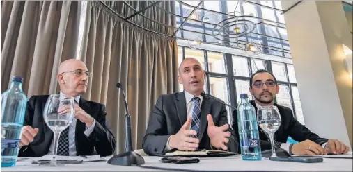  ??  ?? COMPARECEN­CIA. Luis Rubiales, en el centro, se dirigió a los medios junto a Tomás González Cueto ( a su derecha) y a Alfredo Olivares.