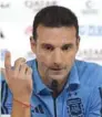  ?? (AFP) ?? Argentina’s coach Lionel Scaloni gives a press conference at the Qatar National Convention Center in Doha yesterday.