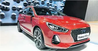  ??  ?? La nueva parrilla hexagonal en forma de cascada que luce el i30 2017 será, de ahora en adelante, el nuevo símbolo de estilo e identidad de la marca coreana