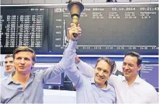  ?? FOTO: DPA ?? Die Rocket-Internet-Manager Alexander Kudlich, Oliver Samwer und Peter Kimpel läuten die Glocke zum Börsenstar­t in Frankfurt im Oktober 2014.