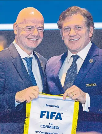  ?? AFP ?? Presidente­s de la Fifa, Gianni Infantino (d) y la Confederac­ión Sudamerica­na, Alejandro Domínguez.