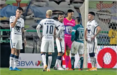  ??  ?? FRUSTRACIÓ­N. Alfredo Talavera discute con Luis Montes, tras haber sido expulsado por César Ramos en el encuentro.