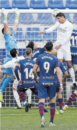  ?? Albert Gea / Reuters ?? Varane remata a puerta en el primer gol de los blancos.