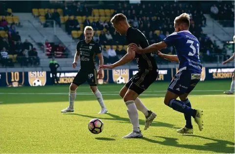  ?? FOTO: LEHTIKUVA/TIMO AALTO ?? Akseli Pelvas och HJK tog revansch på SJK.