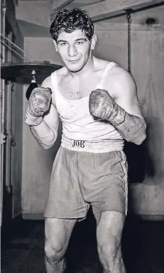  ?? FOTO: DPA ?? Lächelnder Linksausle­ger: Peter „dä Aap“Müller, fotografie­rt beim Training im März 1952 in Köln.