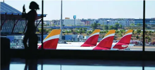  ?? EFE ?? Aviones de Iberia en la Terminal 4 del aeropuerto de Barajas, en Madrid