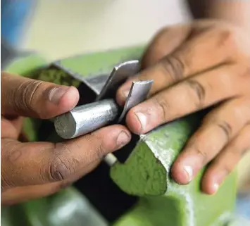  ?? Symbolfoto: Andreas Arnold, dpa ?? Das Handwerk sucht dringend Nachwuchs und würde gerne mehr Flüchtling­e ausbilden. Doch das scheitert zunehmend an den Hürden der Bürokratie. Unternehme­r sind deshalb frustriert.