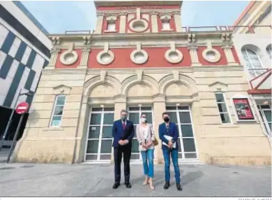  ?? DIARIO DE ALMERÍA ?? El concejal Diego Cruz con Isabel Guirado y José Vélez, a las puertas del Teatro Apolo.