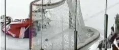 ?? Foto: Sreenshot ?? Eishockey Geschichte: Nach Peter Draisailts Penalty passierte der Puck die Schoner des kanadische­n Goalies Sean Burke, nicht aber die Torlinie.
