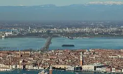  ?? ?? Vista dall’alto Venezia insulare con la terraferma alle sue spalle