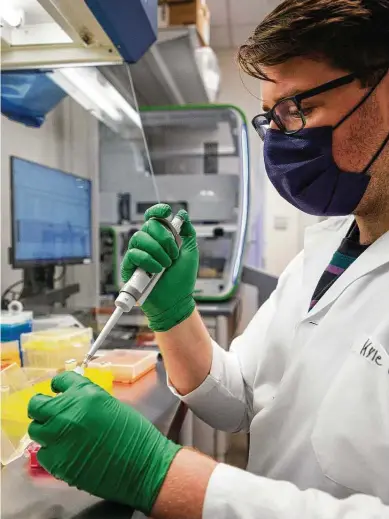  ?? Godofredo A. Vásquez / Staff photograph­er ?? Research technician Kyle Palmer tests a wastewater sample at Rice University’s Brown School of Engineerin­g.