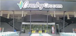  ??  ?? PELBAGAI PRODUK: Country Grocers bakal dibuka esok di medan makan Taman Selera dekat pantai Tanjong Lobang di Miri.