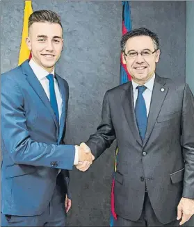  ?? FOTO: FCB ?? Oriol Busquets y el presidente Josep Maria Bartomeu, tras firmar el contrato