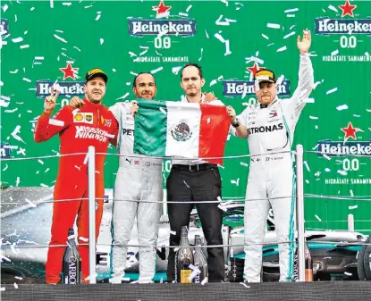  ?? IMAGO7 ?? Lewis Hamilton, en el podio del Autódromo Hermanos Rodríguez.